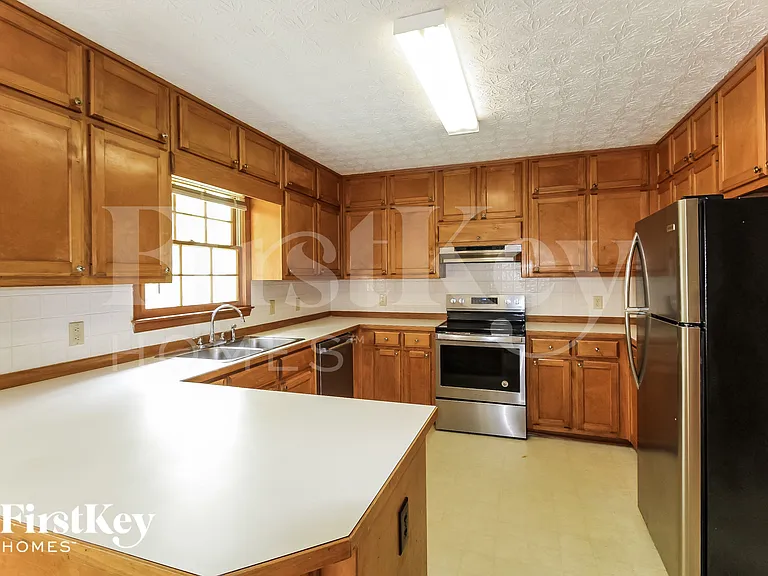 1845 Rockside Ln — Photo 6