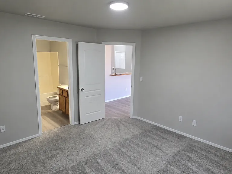 3123 Village Green St — Photo 4