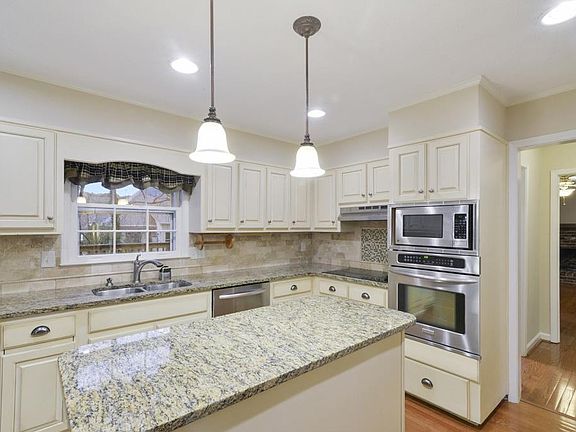 5th image of 482 Foxmoor Dr