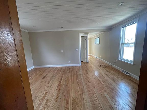 4th image of 550 E King St