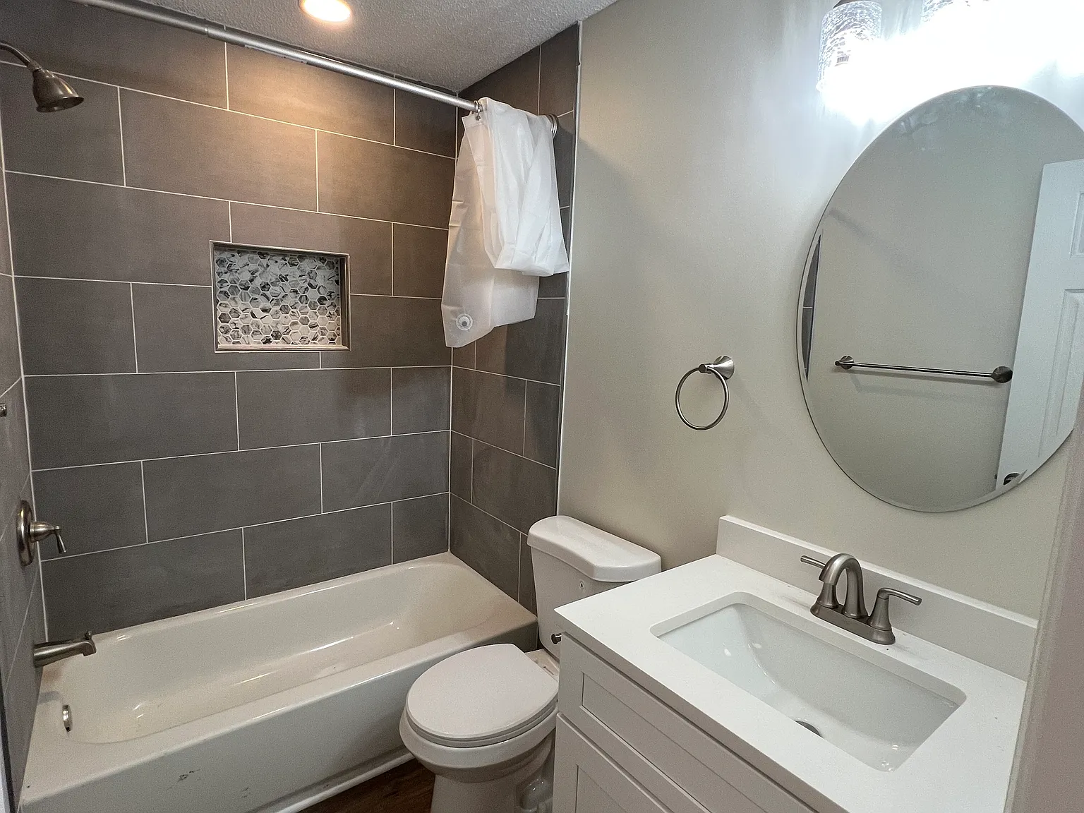 4 bed, 1950 sqft, $2,595 — Photo 4