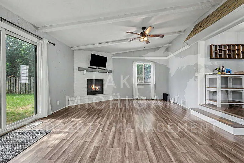 4 bed, 2.0 bath, 1952 sqft, $2,295 — Photo 4