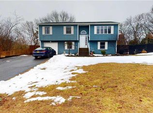 22 Samuels Ln, Selden, NY 11784