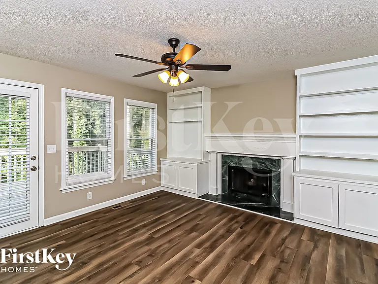 3727 Lockerbie Ln — Photo 2