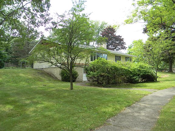 2nd image of 920 Woodlawn St
