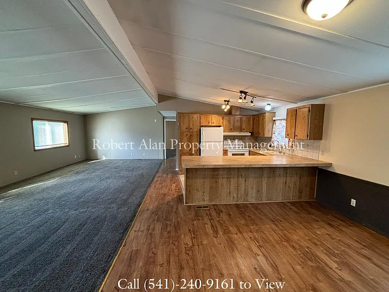 447 SW 5th St — Photo 11