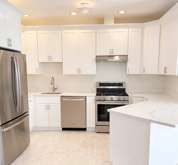 118 Trowbridge St #6 — Photo 2