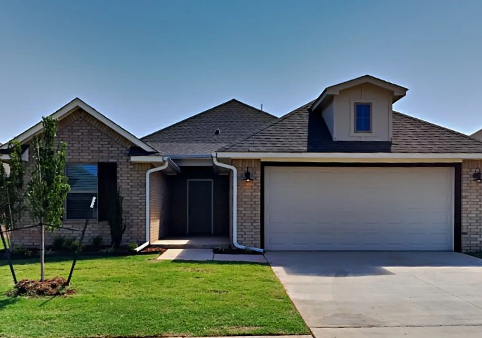 Very Nice 4 Bedroom 2 Bath Home in Yukon Schools — Photo 2
