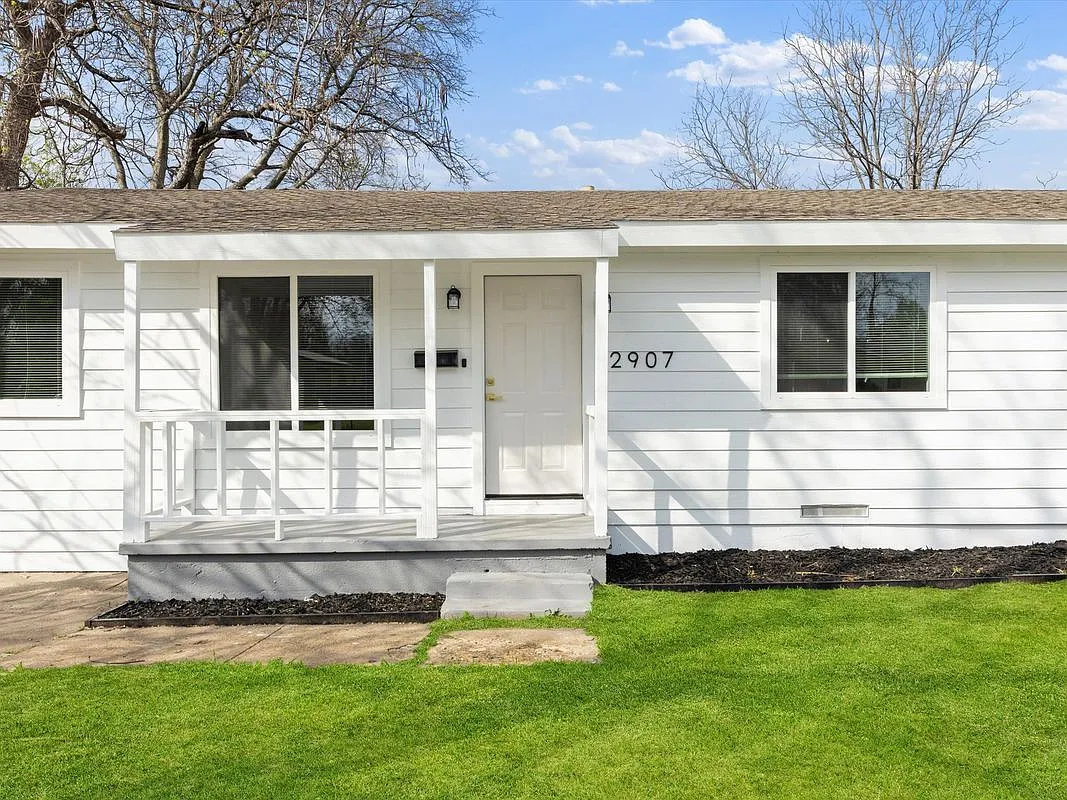 4 bed, 2.0 bath, 1392 sqft, $2,300 — Photo 2