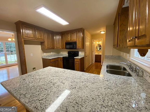5th image of 612 Braidwood Dr NW