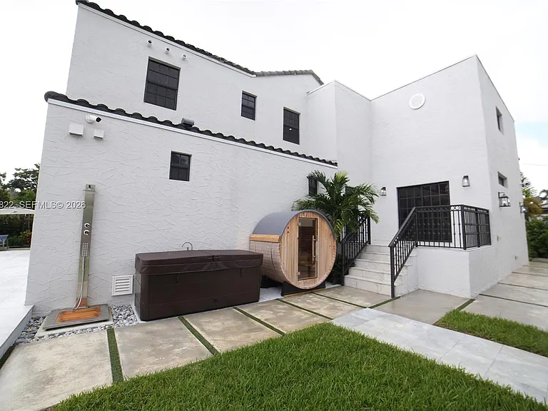 1345 Hollywood Blvd — Photo 54