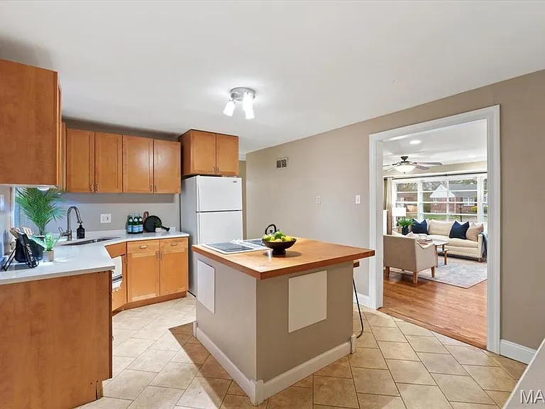 Island with cooktop and counter seating