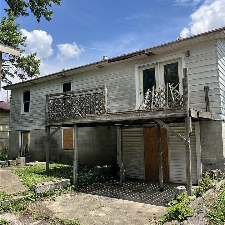 2nd image of 305 Cedar St