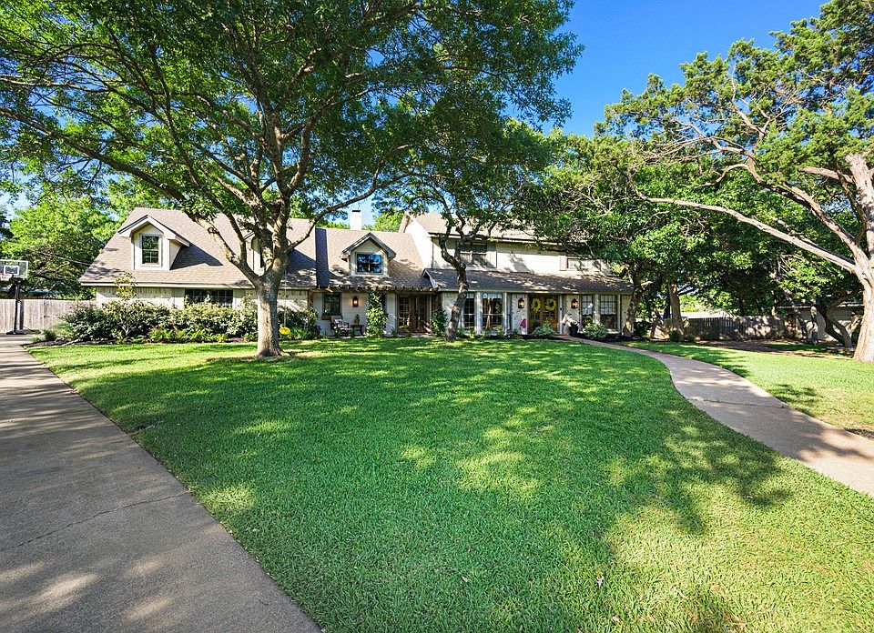 1st image of 215 Trailwood Dr