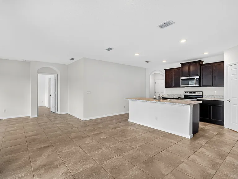 393 SW Tarra Ave — Photo 6