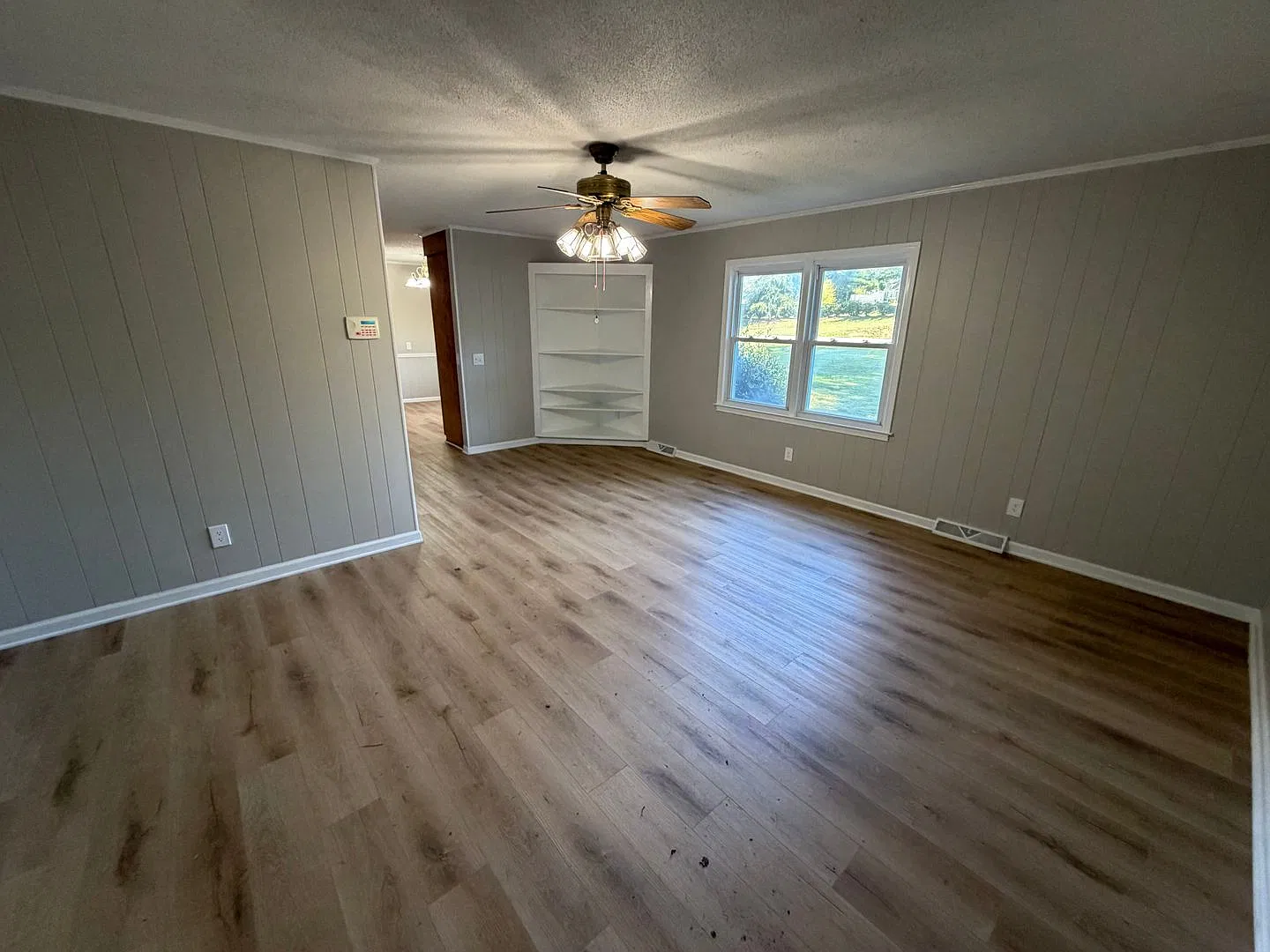 3 Bedroom 2 Bathroom Home - Recently Updated — Photo 2