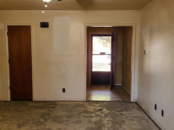 4th image of 817 S Valentine Dr