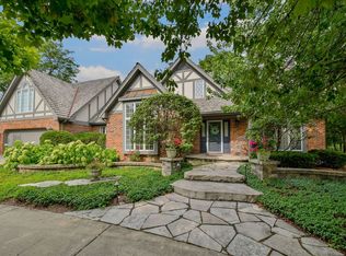 266 E Arboretum Cir, Wheaton, IL 60189