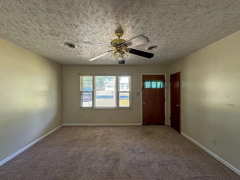987 Lisa Ave — Photo 3