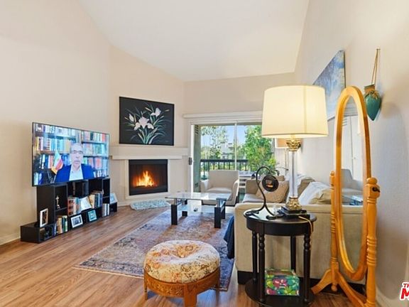 4th image of 21450 Burbank Blvd APT 314