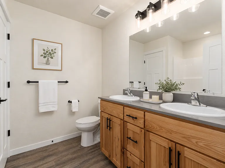 Upstairs Full Bathroom