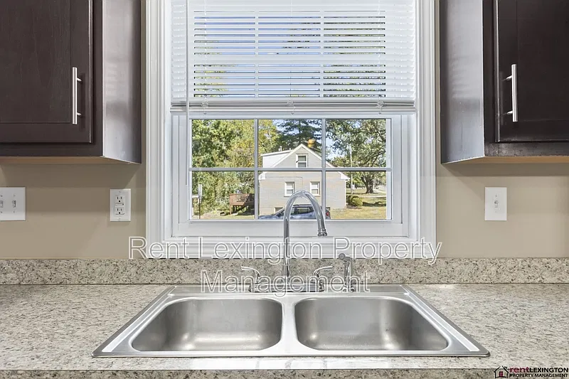 4 bed, 1.0 bath, 1361 sqft, $1,700 — Photo 4