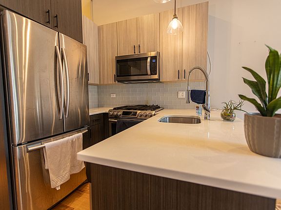3rd image of 1044 W Newport Ave APT 1B