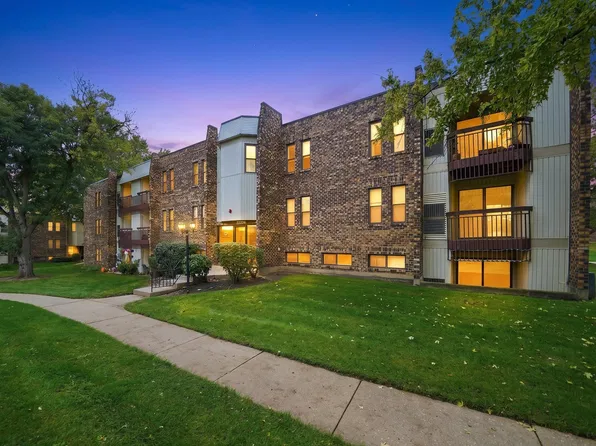 2214 Country Club Dr APT 25C, Woodridge, IL 60517