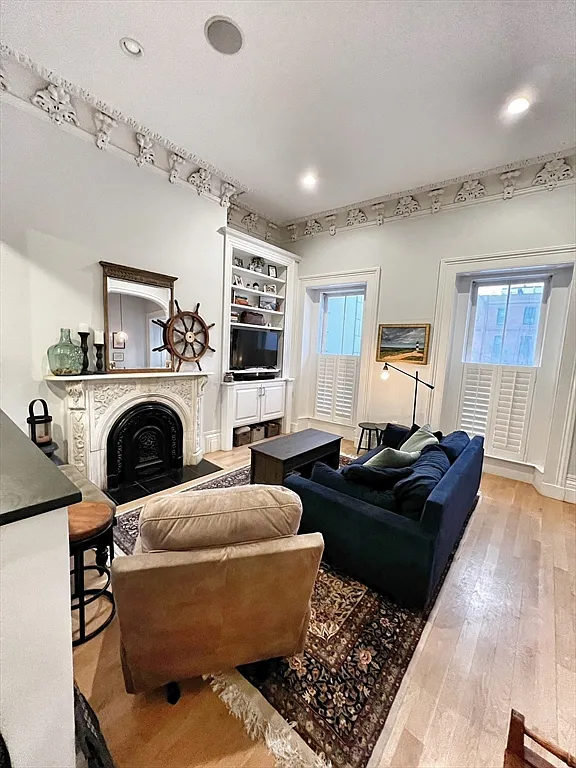 2 bed, 1.0 bath, 825 sqft, $4,100 — Photo 3