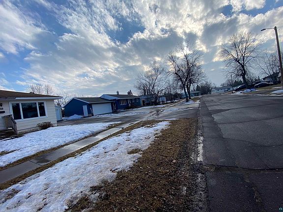 4th image of 19 Edwards Dr