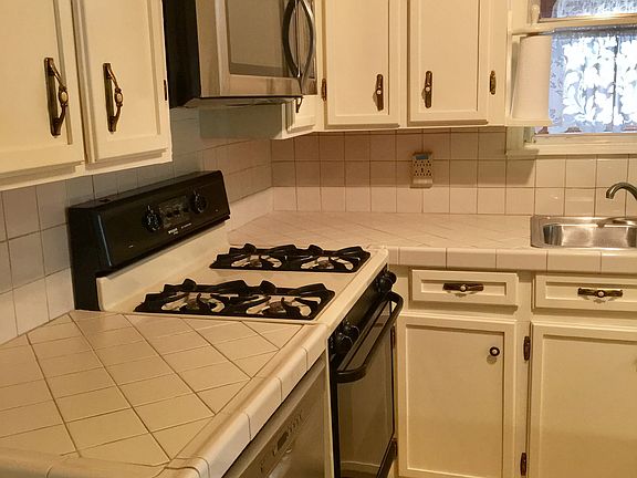 Gas stove, d/w, microwave