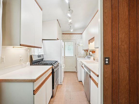 3rd image of 10416 Lakeview Dr