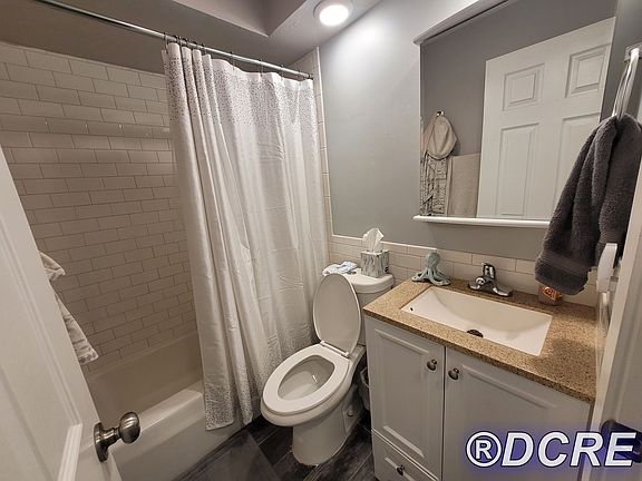 5th image of 2827 N Cambridge Ave APT 203