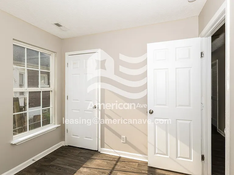 1524102_012_bedroom_10.jpg