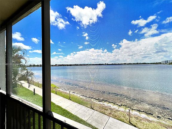 4th image of 109 Lake Emerald Dr APT 209