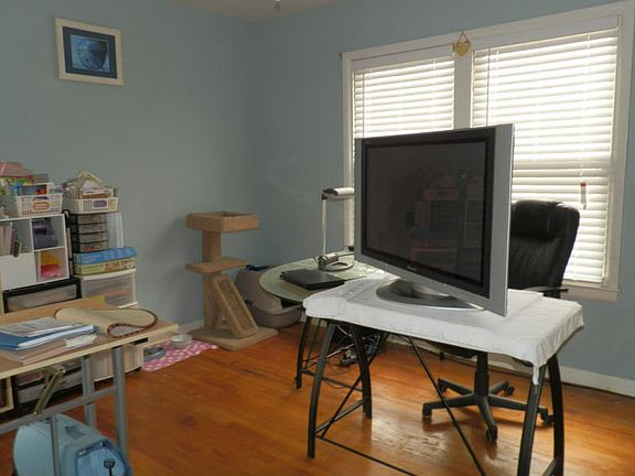 5th image of 709 Sharon Dr