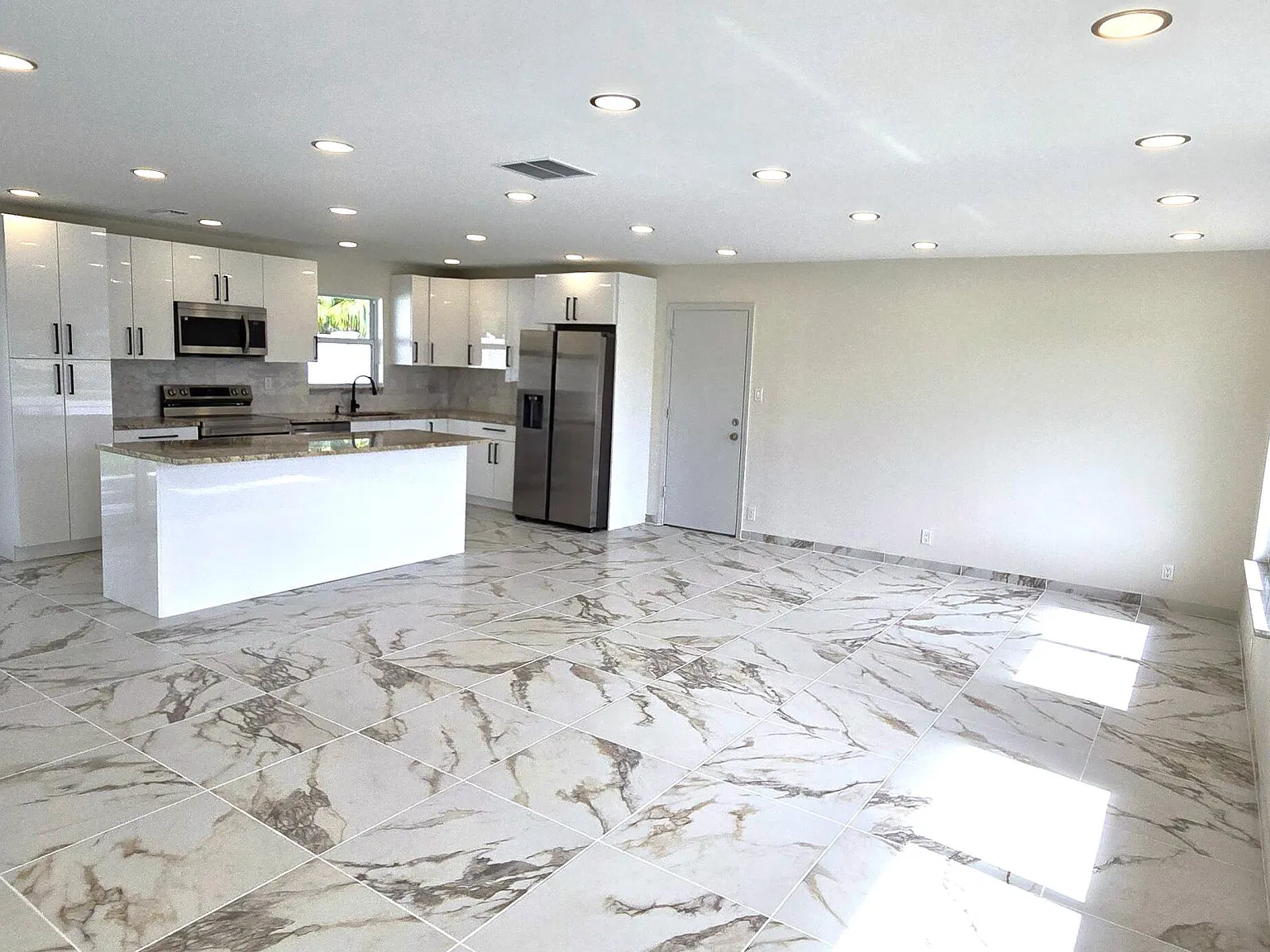 3 bed, 2.0 bath, 1456 sqft, $3,100 — Photo 2