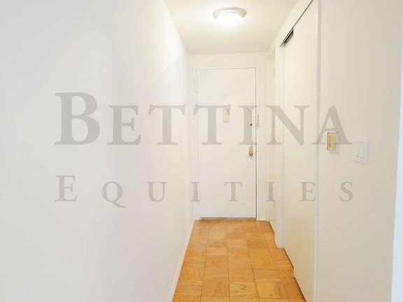 4th image of 320 E 9th St APT 301