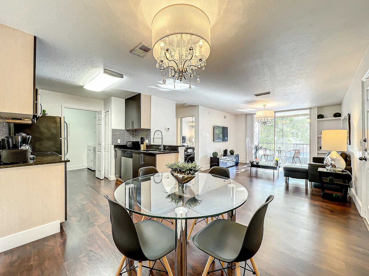 1 bed, 900 sqft, $2,400 — Photo 1