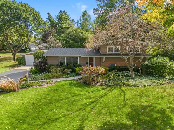 1315 Victory Dr, Libertyville, IL 60048