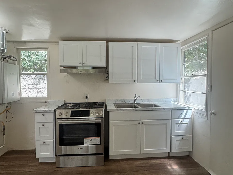375 W Las Flores Ave