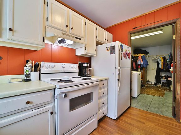 3rd image of 32042 Darner Ln