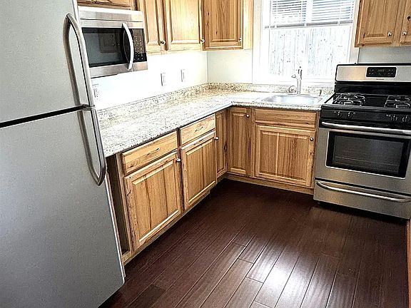 3rd image of 1040 Williams Rd