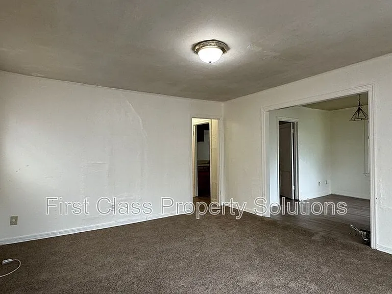 1904 NE 25th St — Photo 2
