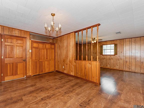 3rd image of 814 Avenue E