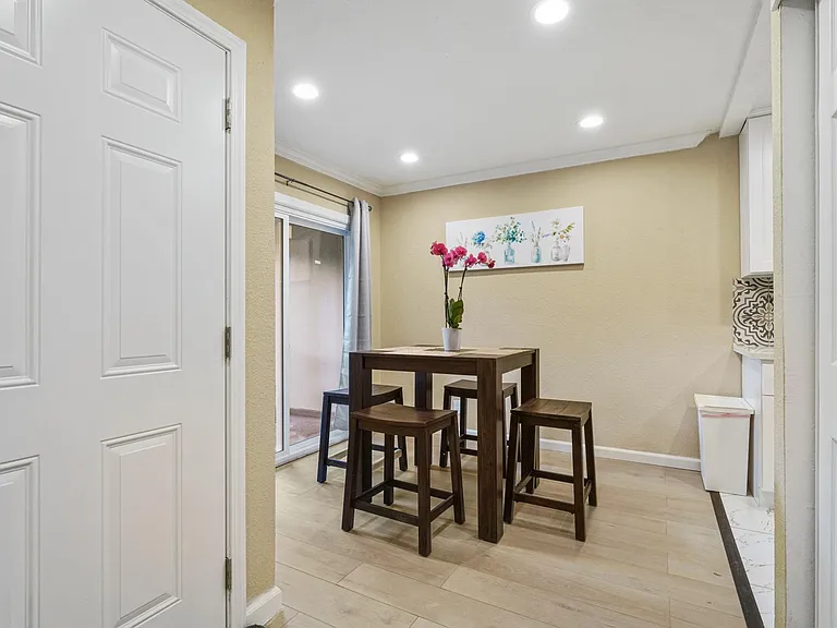 888 Golden Saratoga-Cupertino Apartment Homes — Photo 14