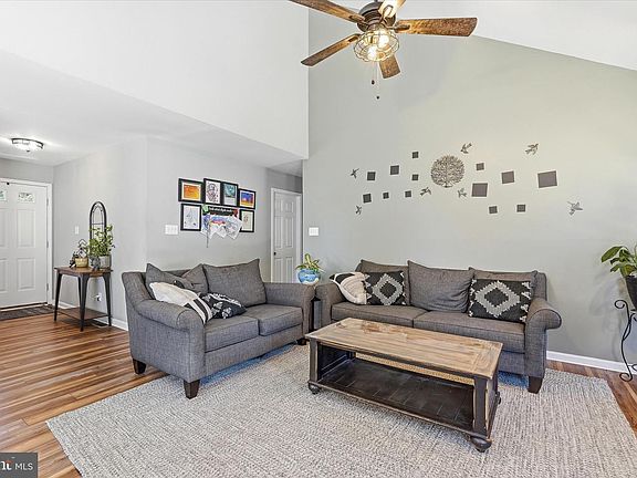 4th image of 515 Coral Ln
