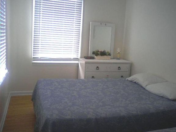 Master Bedroom w/Queen Bed, walk-in closet, dresser, nitesta