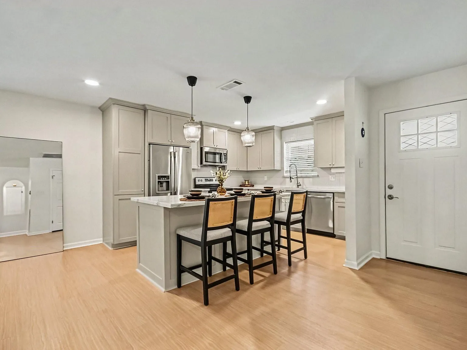 3 bed, 2.0 bath, 1492 sqft, $2,595 — Photo 4