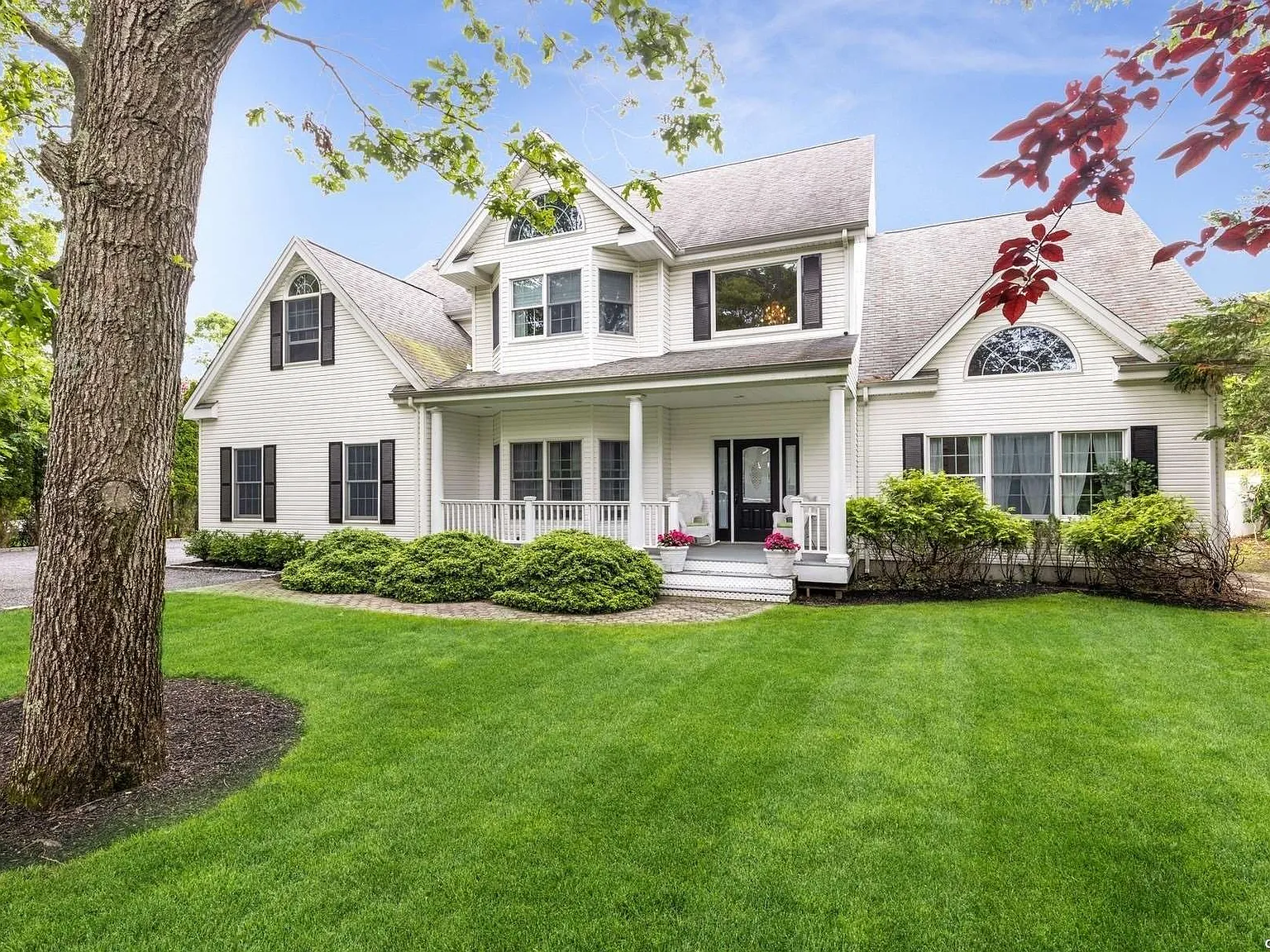 Fabulous, Private Westhampton Beach 4 Bedroom 3 full bath Beauty. — Photo 1